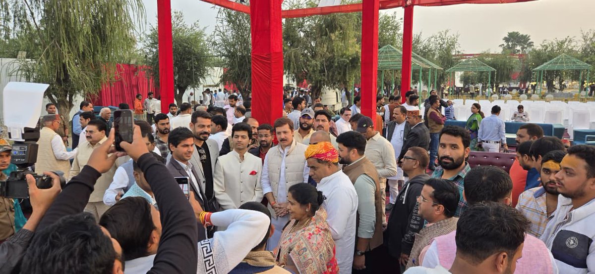 MDhananjaySingh's tweet image. जनपद गोरखपुर में उत्तरप्रदेश के वरिष्ठ नेता,पूर्व सांसद देवरिया आदरणीय श्री डॉ.रमापति राम त्रिपाठी जी की सुपौत्री तथा पूर्व सांसद स्मृतिशेष श्री शरद त्रिपाठी जी की बेटी व मृगेंद्र त्रिपाठी जी की बड़ी बहन सौभाग्यवती नम्रता के परिणय संस्कार समारोह में उपस्थित होकर उज्ज्वल भविष्य की…