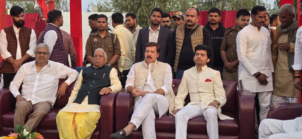 MDhananjaySingh's tweet image. जनपद गोरखपुर में उत्तरप्रदेश के वरिष्ठ नेता,पूर्व सांसद देवरिया आदरणीय श्री डॉ.रमापति राम त्रिपाठी जी की सुपौत्री तथा पूर्व सांसद स्मृतिशेष श्री शरद त्रिपाठी जी की बेटी व मृगेंद्र त्रिपाठी जी की बड़ी बहन सौभाग्यवती नम्रता के परिणय संस्कार समारोह में उपस्थित होकर उज्ज्वल भविष्य की…