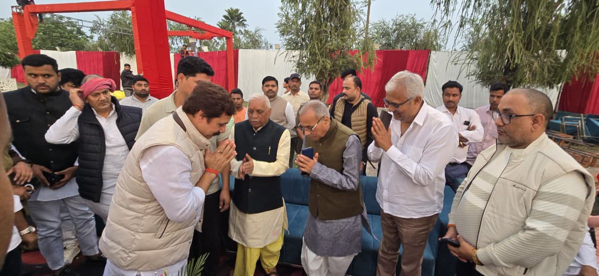 MDhananjaySingh's tweet image. जनपद गोरखपुर में उत्तरप्रदेश के वरिष्ठ नेता,पूर्व सांसद देवरिया आदरणीय श्री डॉ.रमापति राम त्रिपाठी जी की सुपौत्री तथा पूर्व सांसद स्मृतिशेष श्री शरद त्रिपाठी जी की बेटी व मृगेंद्र त्रिपाठी जी की बड़ी बहन सौभाग्यवती नम्रता के परिणय संस्कार समारोह में उपस्थित होकर उज्ज्वल भविष्य की…