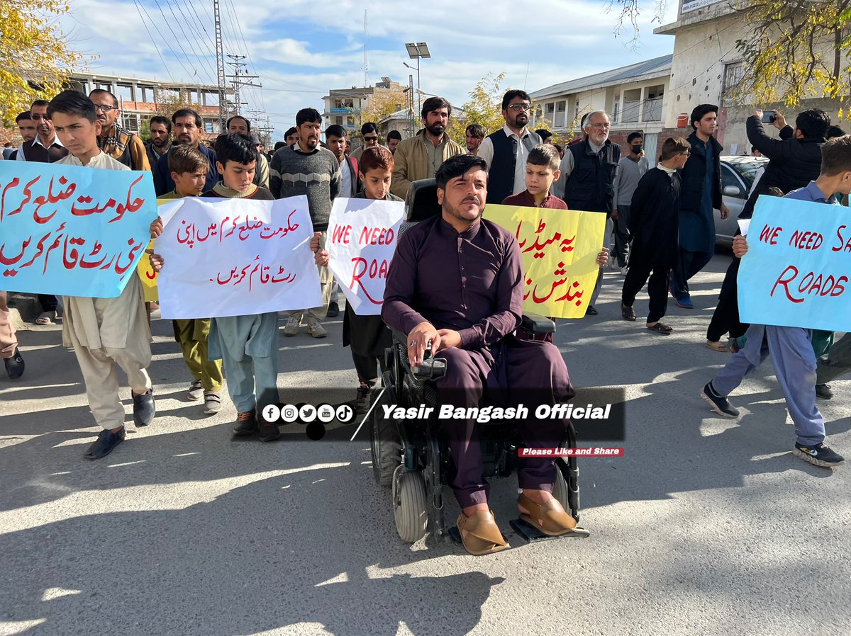 YasirAbbas012's tweet photo. ضلع کرم میں انٹرنیٹ سروس بندش کے خلاف پاراچنار یوتھ جوانوں کا پریس کلب کے سامنے احتجاج شدید نعرے بازی حکومت سے فوری انٹرنیٹ سروس بحال کرنے کا مطالبہ انٹرنیٹ نہ ہونے کی باعث معاملات زندگی شدید متاثرحکومت فوری طور پر انٹرنیٹ سروس بحال کریں. پاراچنار یوتھ کا مطالبہ۔
#SaveParachinar https://t.co/mLDJmbByFz