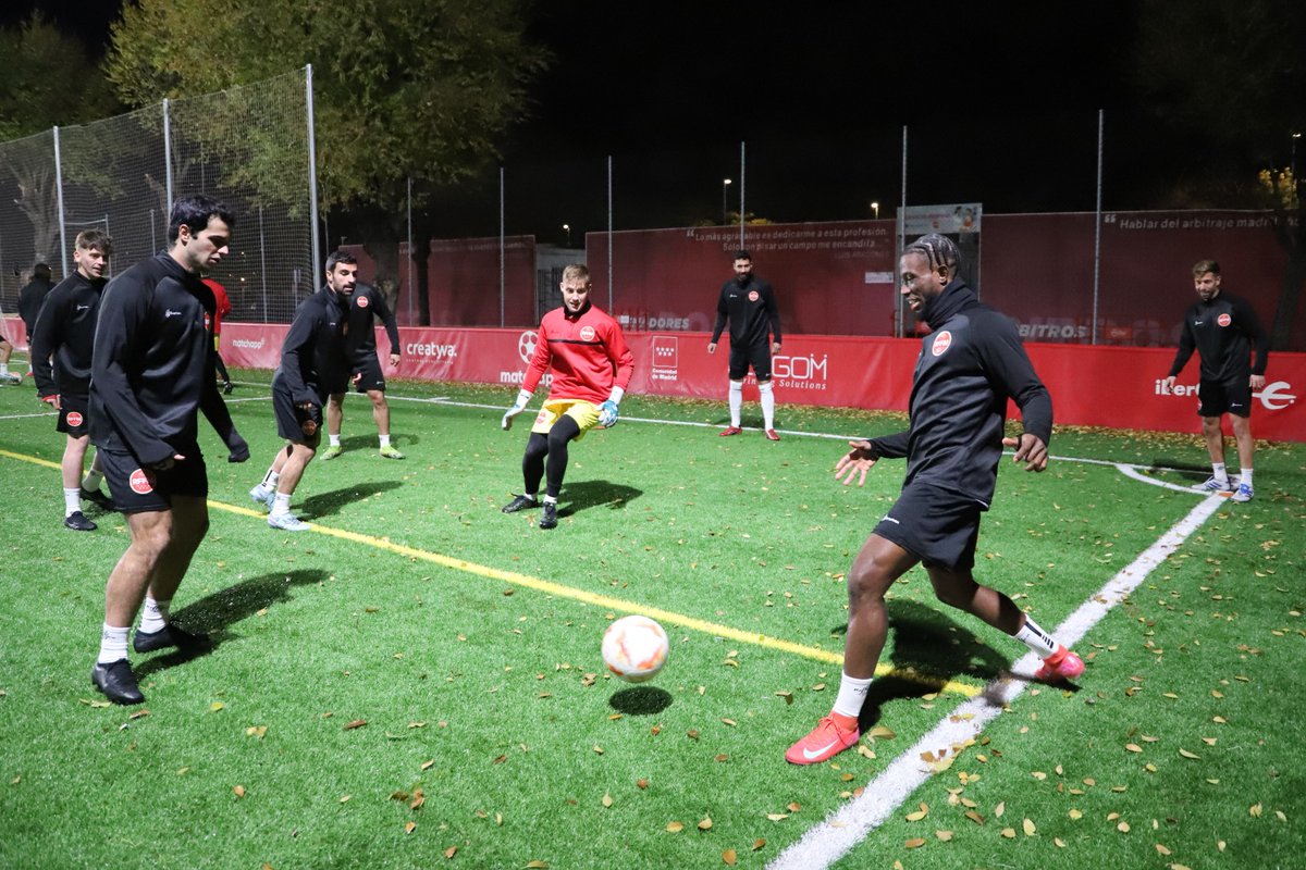 RFFM_oficial's tweet image. La selección 'Siete Estrellas' de Aficionados inició anoche en Cotorruelo su semana de competición de la primera fase de la Copa de las Regiones de la UEFA, en la que se medirá a Comunidad Valenciana y Cataluña.

El seleccionador Miguel Fernández trabajó la cohesión de grupo.