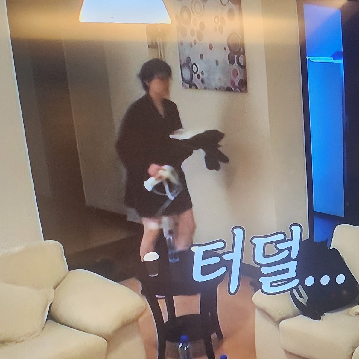 kyuudere13's tweet image. Sorry I know he&apos;s sad in this scene but I gpt distracted with him in long shirt and short shorts, DEYM LEGS CHO KYUHYUN
