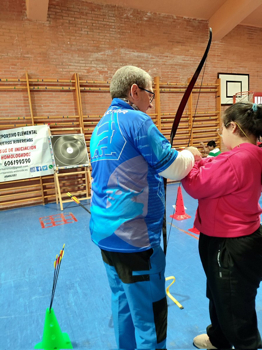 Hoy estamos en el C.P.E.E Príncipe de Asturias de Educación Especial enseñando tiro con arco siempre grandes siempre especiales.💪🏹
<a href="/CAMPEONESAranju/">CAMPEONES de Aranjuez</a> <a href="/SERAranjuez/">SER Aranjuez</a> <a href="/DeporteAranjuez/">Deporte Aranjuez</a>