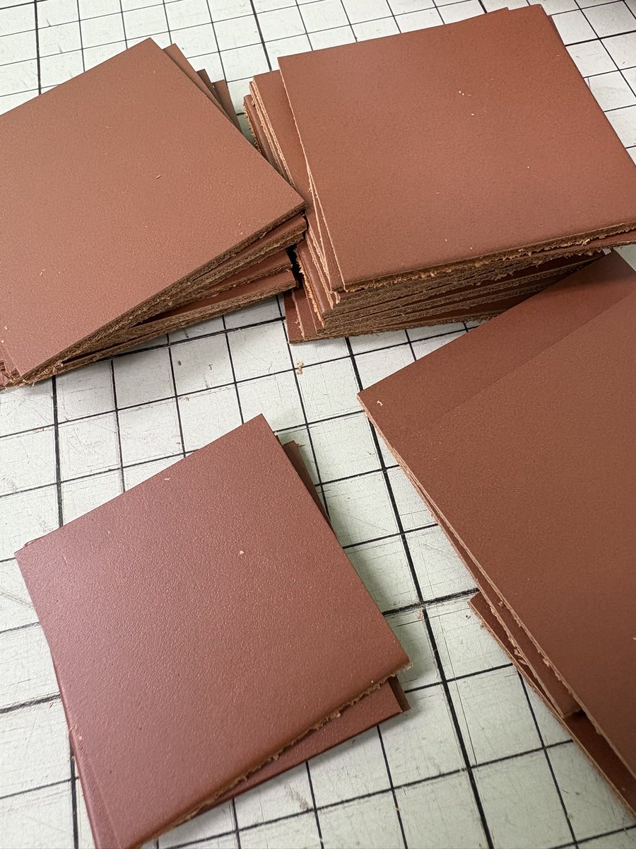 ニット帽の革タグ4×4なのに間違えて5×5で切ってしまった😢 もったいない