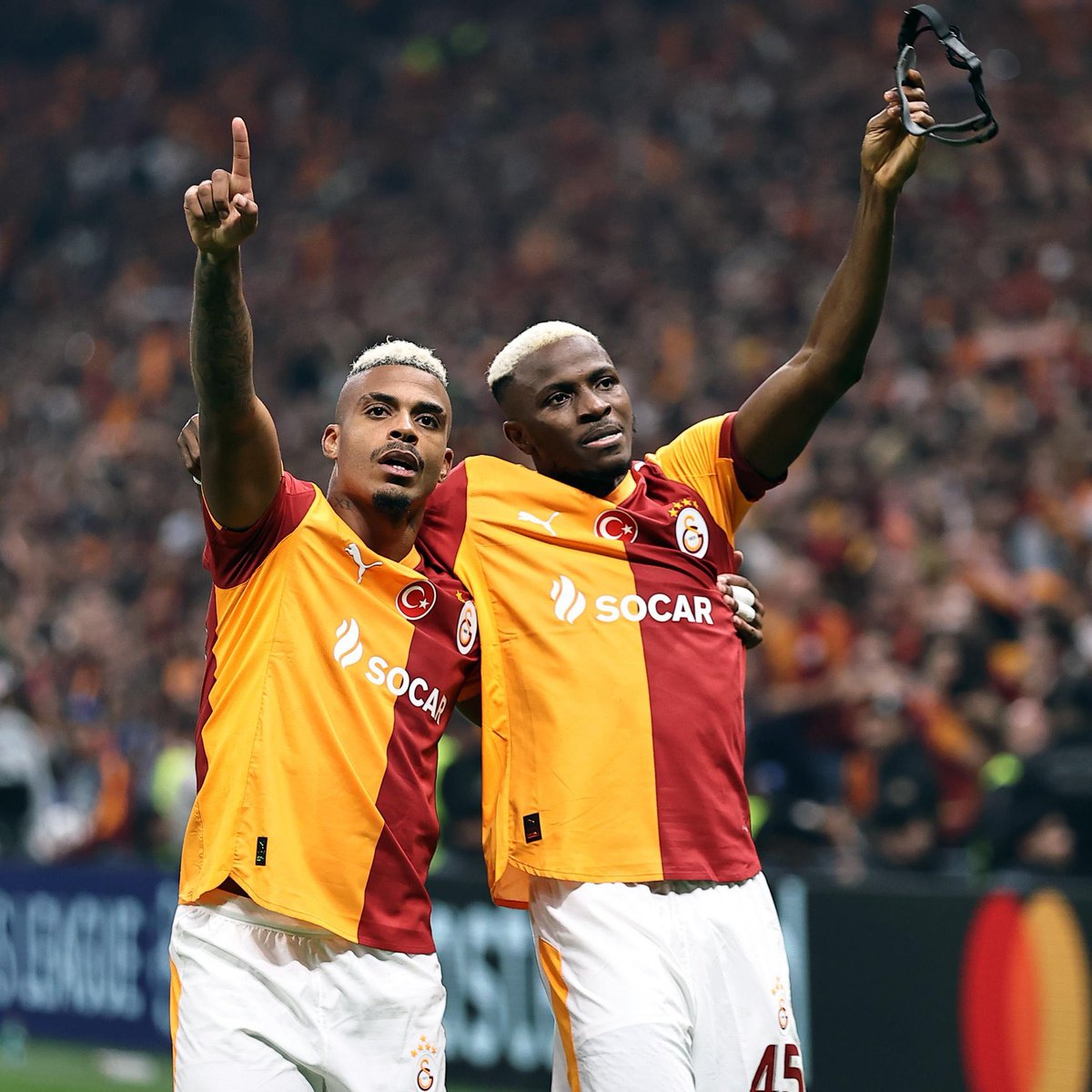 🟡🔴 SEVİNDİRİCİ HABER ! 

Mario Lemina dünki idmana basına verilen sürenin ardından katıldı. U.S. Gilloise maçına ilk 11 de yer alacak. 

Victor Osimhen ise yedekler arasında olabilir. Durumuna maç saatinde karar verilecek.