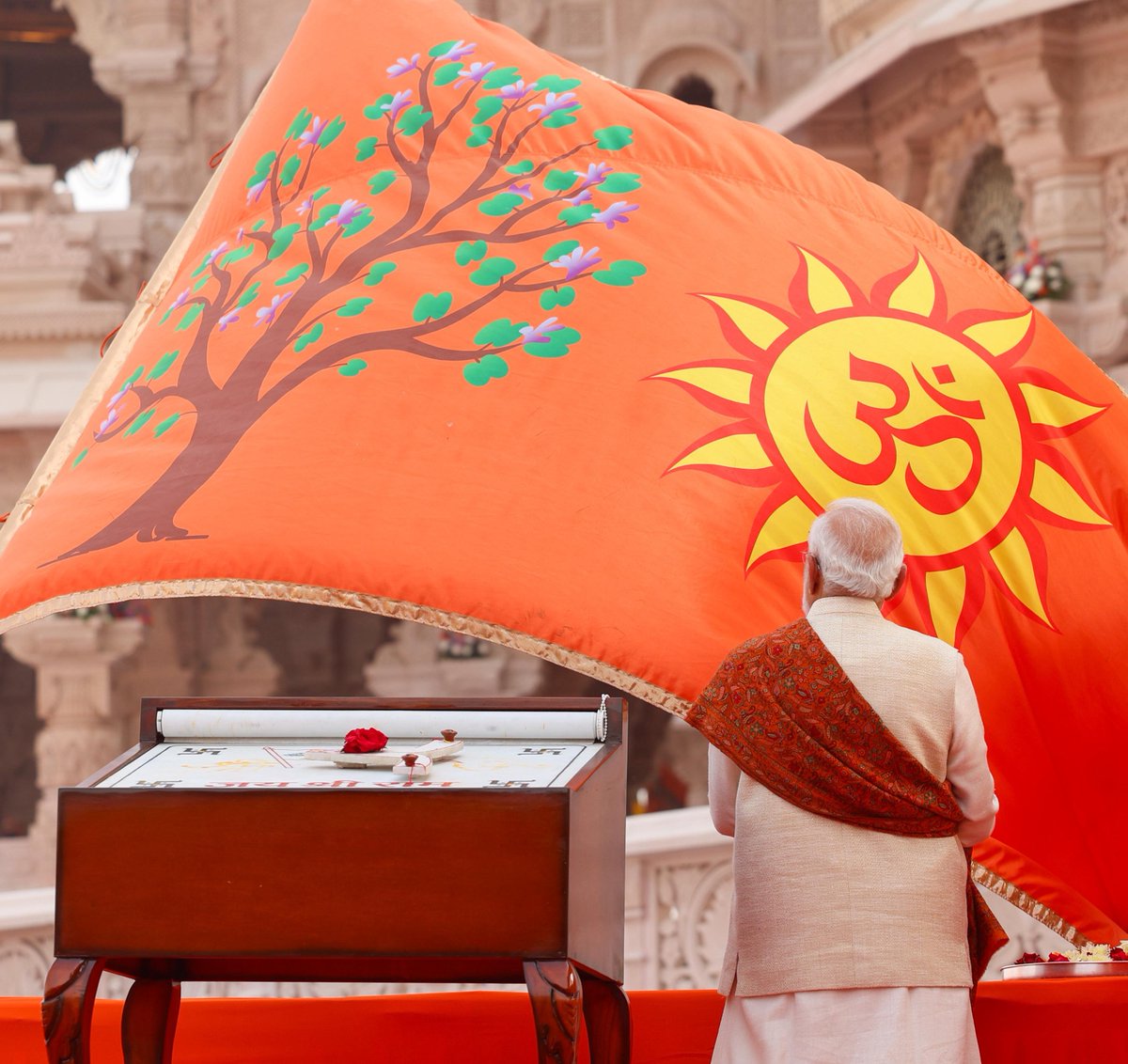 DDNewslive's tweet image. PM @narendramodi hoists the saffron flag atop the Shri Ram Janmabhoomi Mandir in Ayodhya, symbolising the ceremonial completion of the temple’s construction.

#PMModiVisit #UttarPradesh #Ayodhya #RamMandir #AyodhyaRamMandir #RamLalla #Dhwajarohan2025 #RamJanmabhoomi…