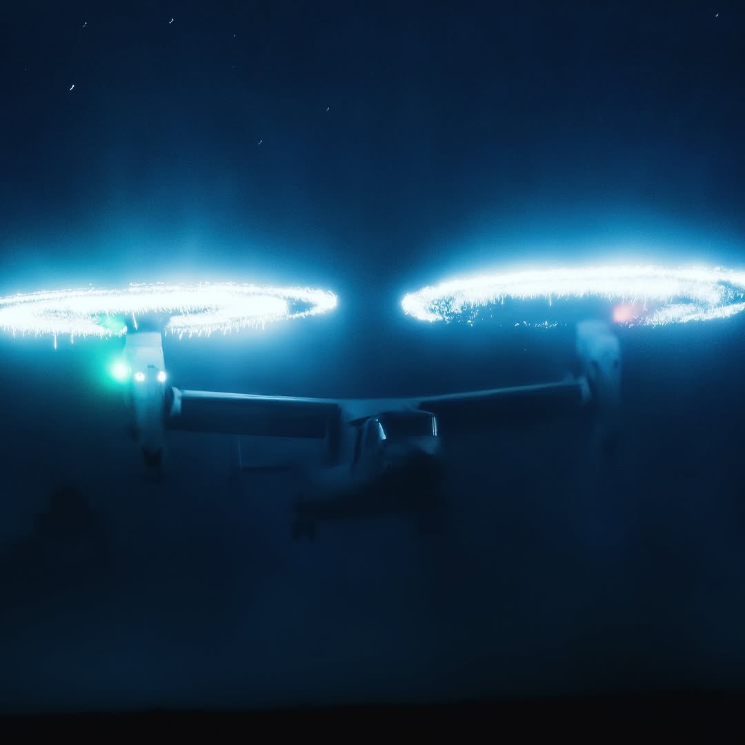 When helicopters land in desert zones, sand grains strike the fast-spinning metal blades, creating a ring of white-hot sparks around the rotor. Called the Kopp-Etchells effect, it's often seen during night operations.

📸: Camden Thrasher