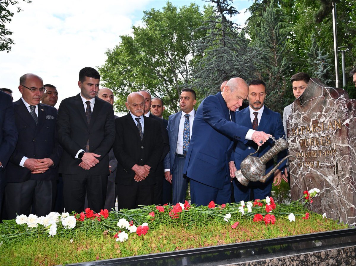 Çok şükür, merhum Türkeş Bey’in iki emaneti; Milliyetçi Hareket Partisi ve Ülkü Ocakları, emin ve ehil ellerdedir.
Kaldı ki, layıkıyla temsil edilmektedir.

Liderimiz Sayın Devlet Bahçeli