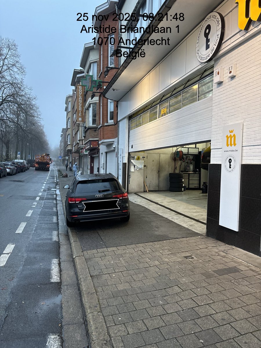 geerphil's tweet image. &apos;k heb enkele dagen geleden weer de opmerking gehad dat ik meer moet handelen naar de geest van de wet ipv de letter... Hier Voertuig geparkeerd op het voetpad maar plaats gelaten voor de voetpadgebruikers en zorgt hierdoor niet voor hinder/gevaar voor de fietsers en…