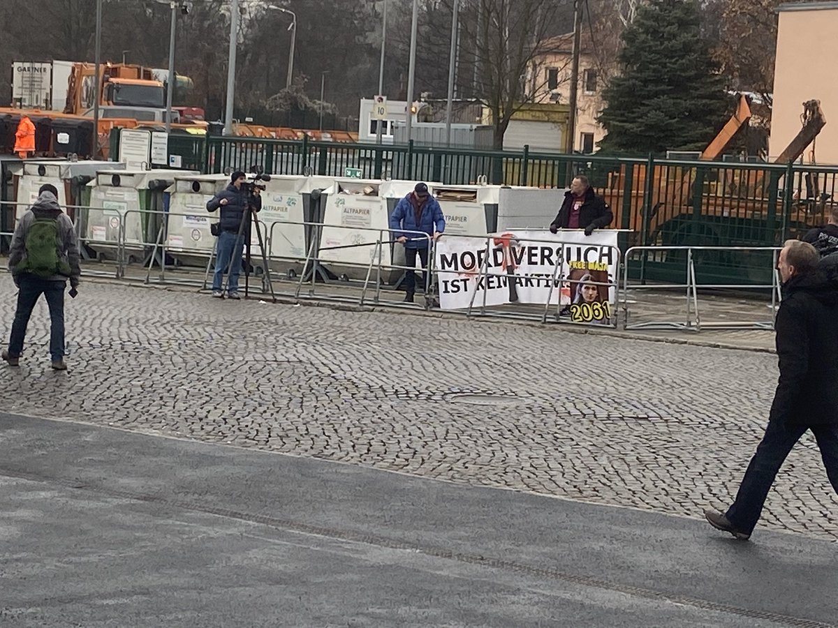 08:47, nun formiert sich eine Kundgebung gegen die Angeklagten #dd2511