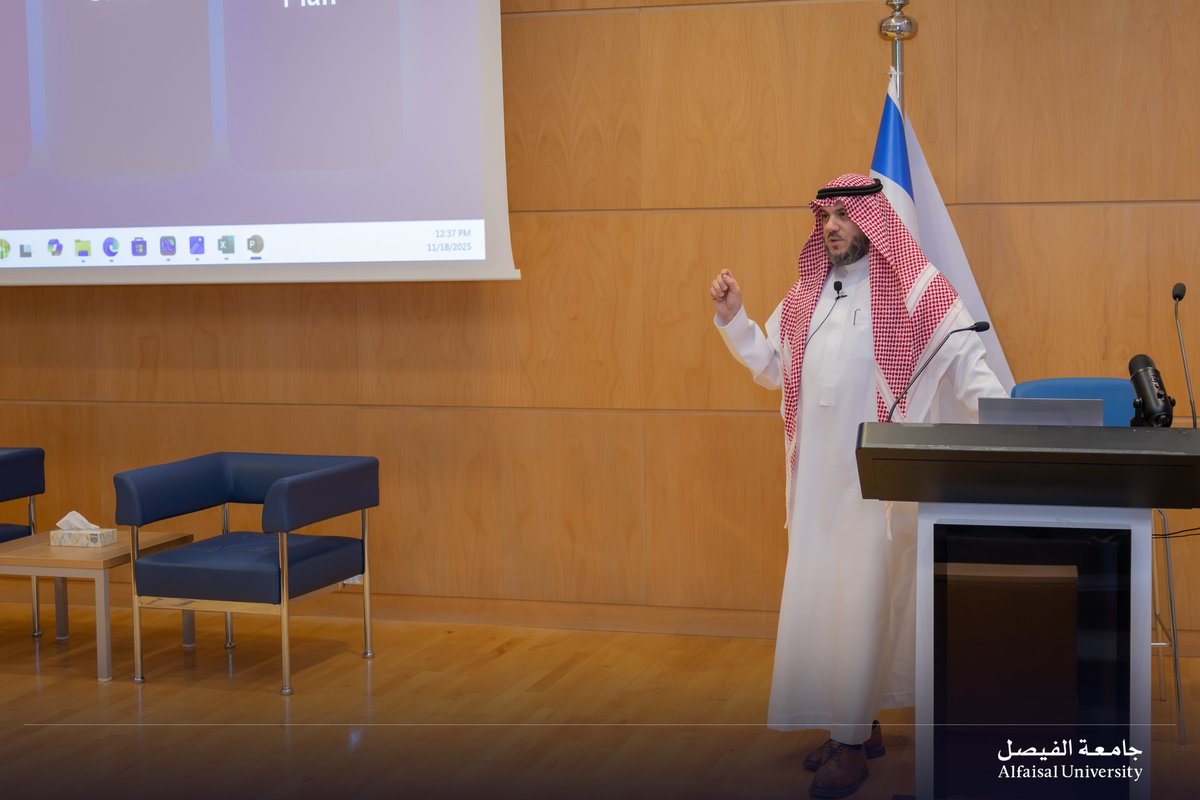 استضافت #جامعة الفيصل بالتعاون مع وزارة الموارد البشرية والتنمية الاجتماعية ورشة عمل بعنوان «كيف تخطط مسارك المهني؟»، يقدمها الأستاذ عبد الله الجرف، مستشار ومدرب في تطوير المواهب. 
وتهدف الورشة إلى تعزيز وعي الطلاب بأهمية التخطيط لمسارهم المهني، وتمكينهم من اكتساب المهارات