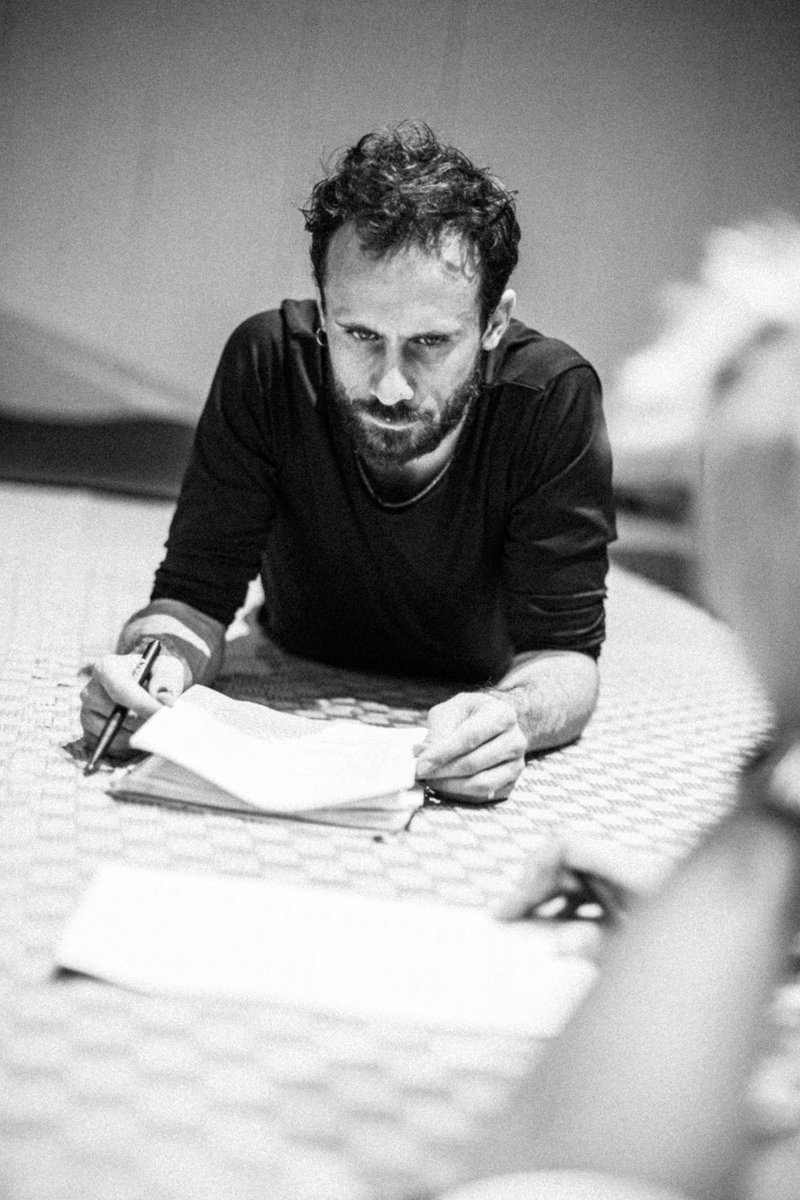 💥Contentíssims que l'Oriol Pla hagi guanyat l'Emmy internacional amb 'Yo adicto'. Bravo! El podeu veure de gira amb 'Gola' durant tot el desembre i a Madrid al <a href="/centrodramatico/">CDN</a> el febrer 26. I amb 'Travy' durant el 2026 per diverses ciutats de l'Estat. No us el perdeu!💞