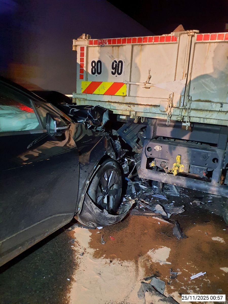 🚨 20ème #accident
Cette nuit, un poids lourd et une flèche lumineuse ont été percutés sur la RN165, au niveau Malville. Le conducteur a abandonné son véhicule et pris la fuite
Heureusement aucun blessé, mais jusqu’à quand ? Des vies sont en jeu
Respectons le CorridorDeSécurité🚧