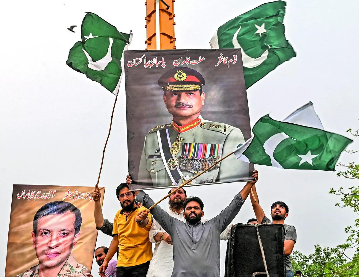 TOIEditor's tweet image. Dictator Next Door

#AsimMunir’s power grab in #Pakistan makes #SouthAsia a more dangerous neighbourhood. The Pak military is no longer a state within a state. It is the state

Read today&apos;s op-ed by Ajay Bisaria👇
timesofindia.indiatimes.com/toi-plus/inter…