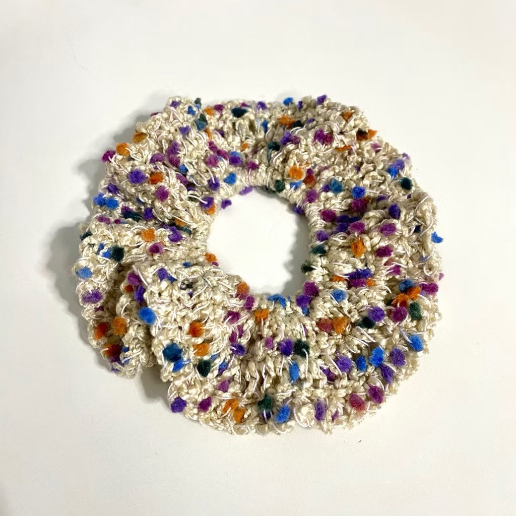 แบรนด์มีถัก scrunchie ด้วยน้า 🫶🏻 เป็นชิ้นเดียวในโลก เพราะเอาเศษวัสดุที่เหลือจาก product ชิ้นอื่นๆมาทำ สีน่ารักด้วยย zero waste