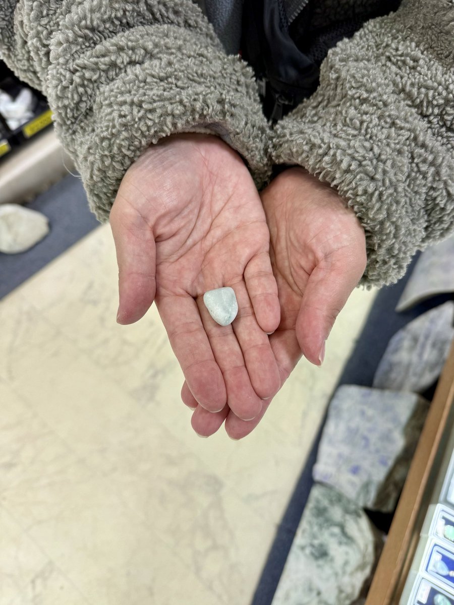 お客さんがゲット‼️ こちらの方は1つ素敵な翡翠を拾われました