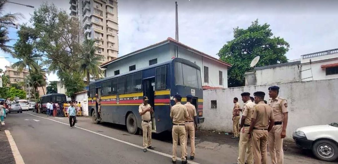 मुंबई: नशे में धुत ऑडी ड्राइवर ने बाइक सवार को किया किडनैप, यौन संबंध के लिए बनाया दबाव

मुंबई के बांद्रा में एक लग्जरी कार ड्राइवर ने एक युवक का अपहरण कर लिया। आरोपी चिराग हरगुनानी ने युवक को यौन संबंध बनाने के लिए अगवा किया था। 
युवक मोहम्मद ताबिश शोएब कुट्टी ने किसी तरह कार की