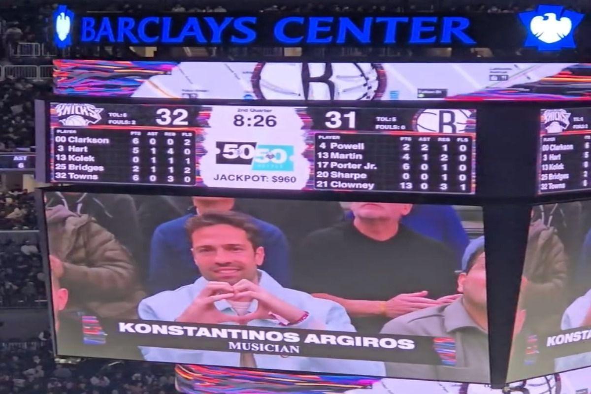 sport24's tweet image. Ο Κωνσταντίνος Αργυρός παρακολούθησε αγώνα NBA και χειροκροτήθηκε από το κοινό sport24.gr/basket/o-konst…