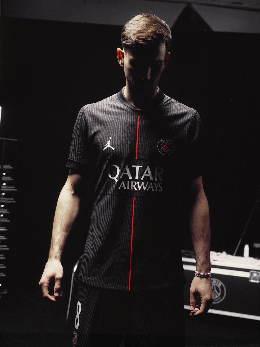 CanalSupporters's tweet image. 🚨 Le PSG officialise son nouveau maillot fourth pour la saison 25/26 ! ⬛️🟥

Les Parisiens devraient l’arborer ce mercredi contre Tottenham 

Le flow est plus que présent ! 🥵