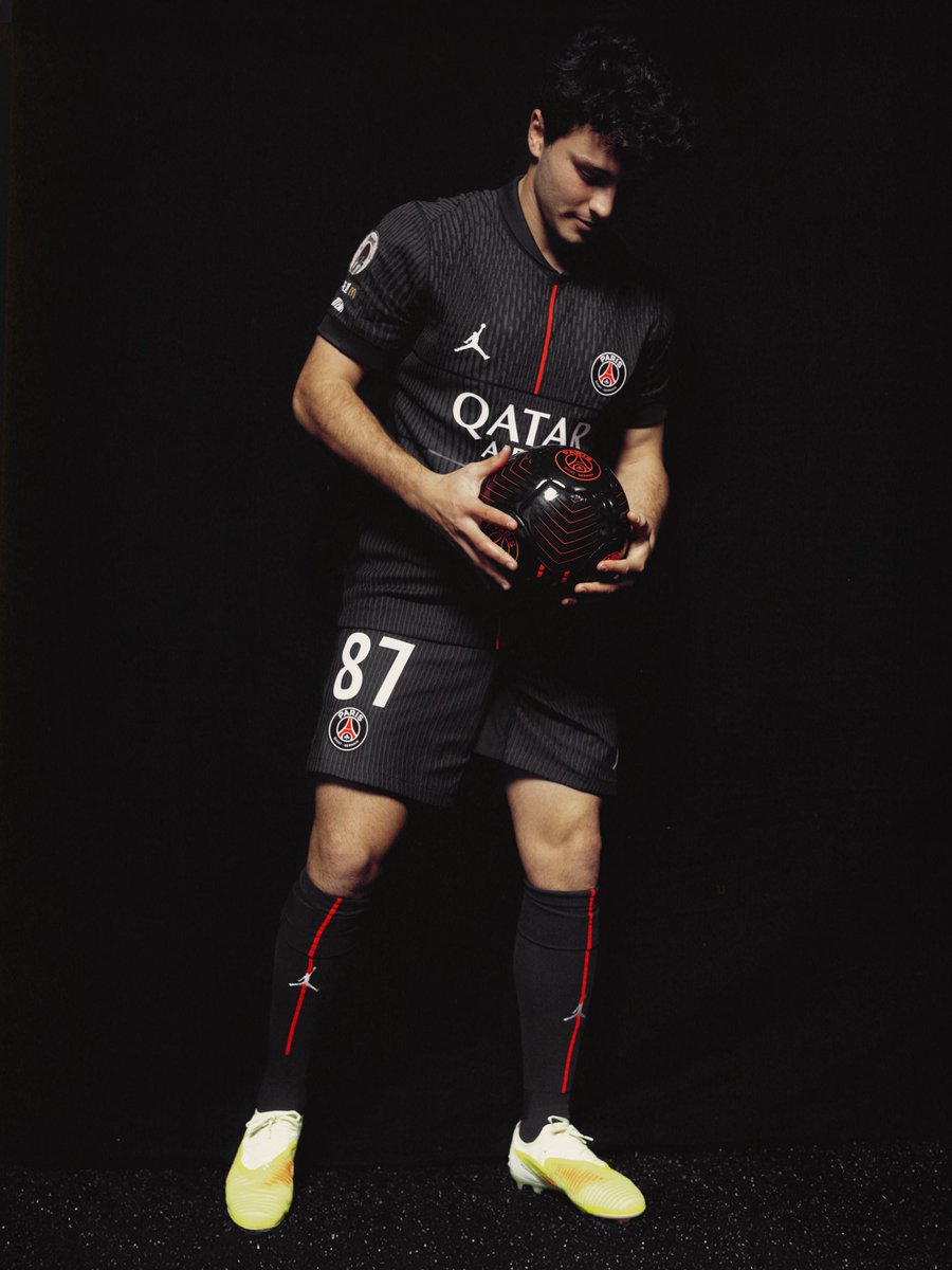 CanalSupporters's tweet image. 🚨 Le PSG officialise son nouveau maillot fourth pour la saison 25/26 ! ⬛️🟥

Les Parisiens devraient l’arborer ce mercredi contre Tottenham 

Le flow est plus que présent ! 🥵