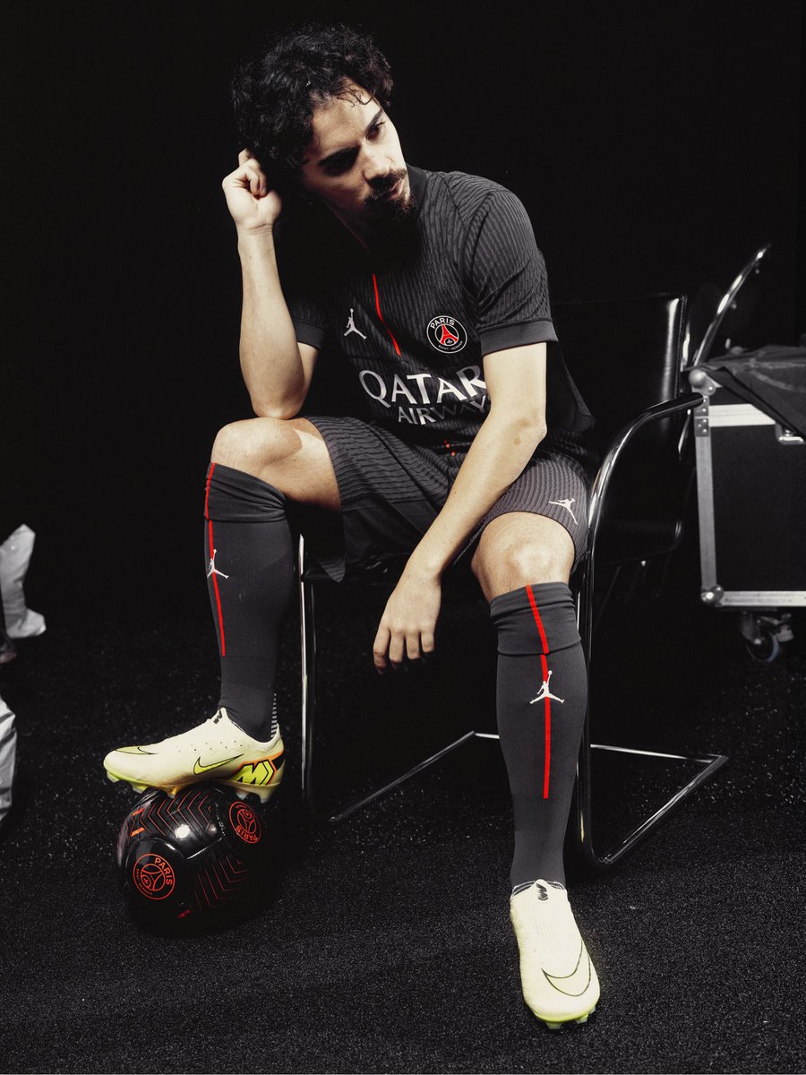 CanalSupporters's tweet image. 🚨 Le PSG officialise son nouveau maillot fourth pour la saison 25/26 ! ⬛️🟥

Les Parisiens devraient l’arborer ce mercredi contre Tottenham 

Le flow est plus que présent ! 🥵