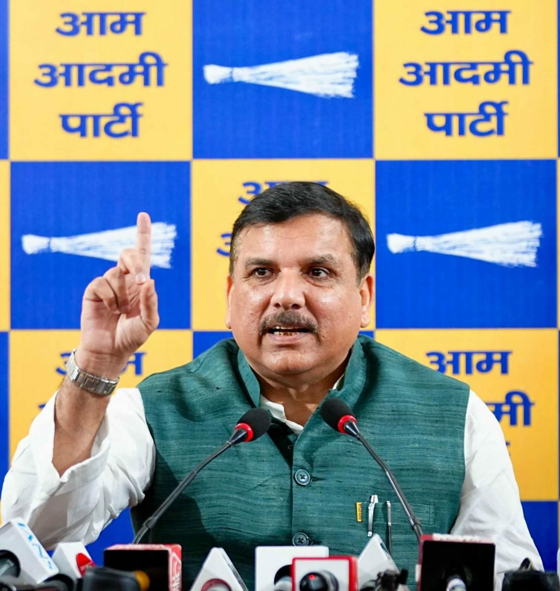 AAPUttarPradesh's tweet image. आम आदमी पार्टी राज्यसभा सांसद व यूपी प्रभारी @SanjayAzadSln जी आज एक महत्वपूर्ण विषय पर करेंगे प्रेसवार्ता।

🕒 दोपहर 03:00 बजे 

📍 प्रदेश कार्यालय 1/17 विवेक खंड, मिठाई वाला चौराहे के पास, गोमतीनगर, लखनऊ,  266010