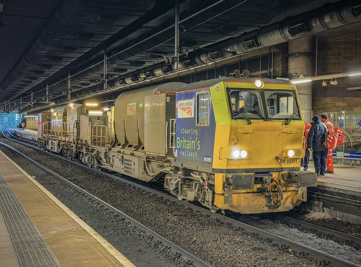 miles_chains's tweet image. 5 Hours of rail head treatment completed, and another 7 to go! MPV DR98911 stands at Manchester Victoria with 3S08, the Wigan to Wigan via everywhere! I prefer my RHTT top and tailed with 37s!
#ManchesterVictoria #MPV #RHTT