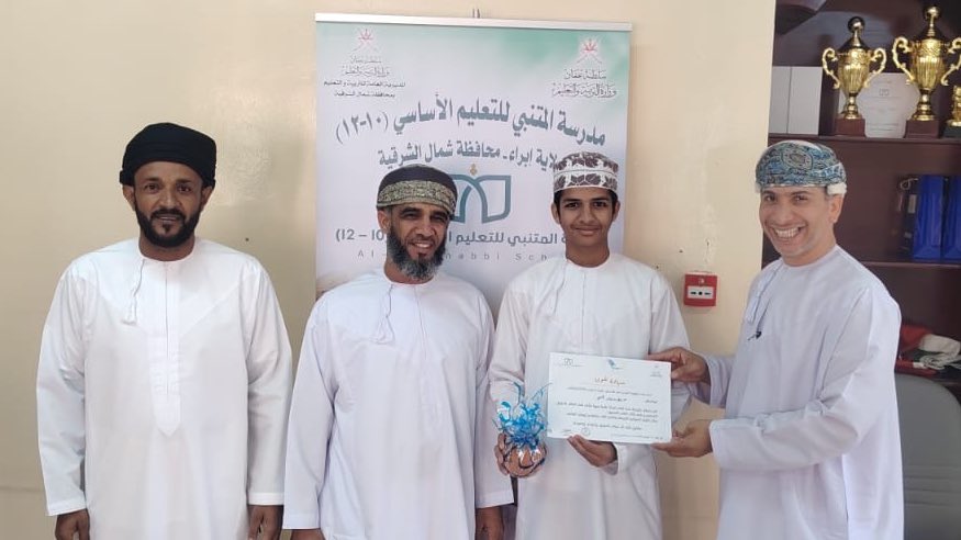 almutanabi86's tweet photo. كرّم الأستاذ ناصر المطري، وبحضور المدير ومعلم أول الرياضيات الأستاذ علي الفلاحي، طلاب الصف 11 متقدم ضمن مبادرة نجم الرياضيات، تقديرًا لتفوقهم وإبداعهم في المادة. https://t.co/RWhYujPp1K