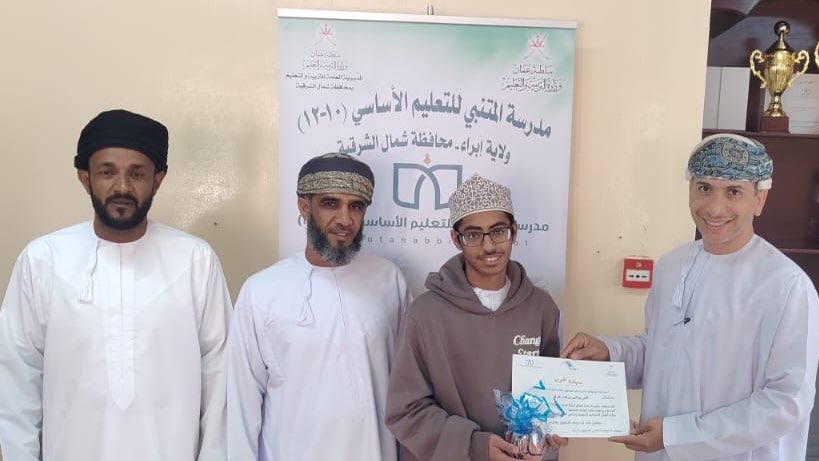 almutanabi86's tweet photo. كرّم الأستاذ ناصر المطري، وبحضور المدير ومعلم أول الرياضيات الأستاذ علي الفلاحي، طلاب الصف 11 متقدم ضمن مبادرة نجم الرياضيات، تقديرًا لتفوقهم وإبداعهم في المادة. https://t.co/RWhYujPp1K