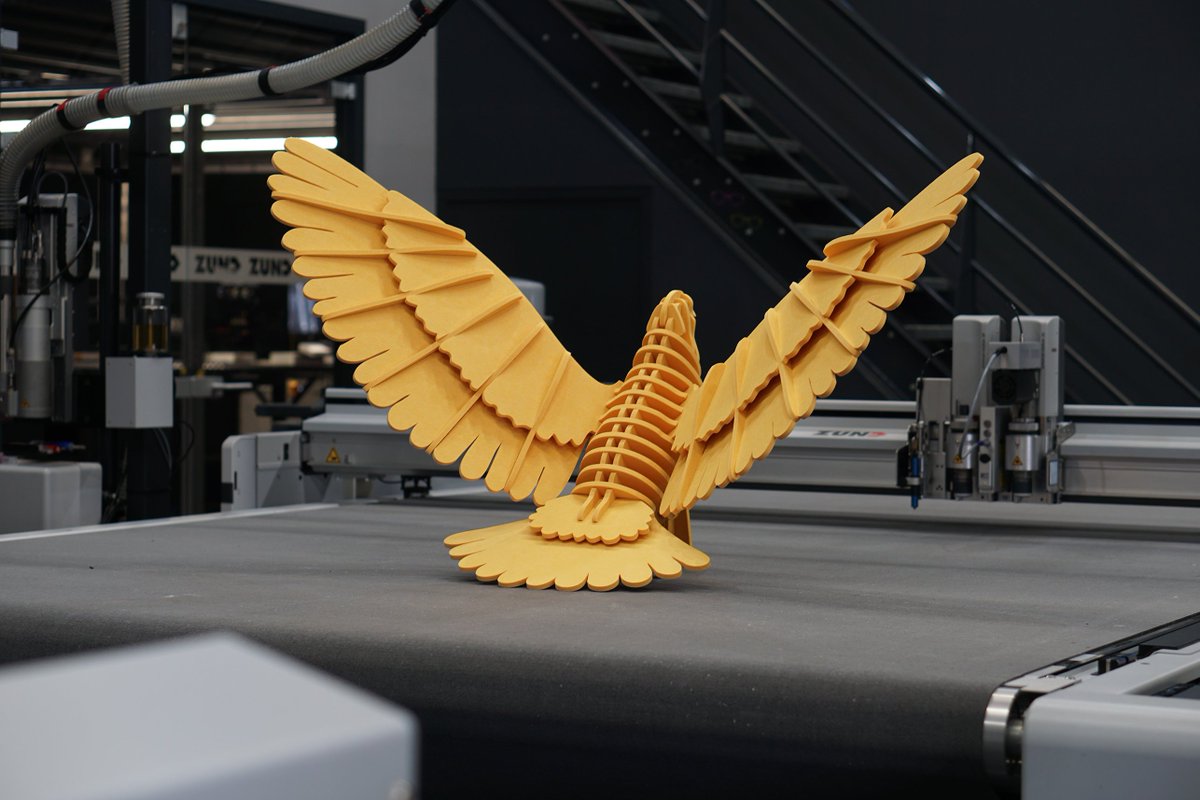 ZundCutter's tweet image. Sample of the month 📆
Have you ever seen a giant bird made from half a sheet of felt? 🦅
Zünd Benelux cut and assembled one on a #zundcutter. With Swiss precision, they cut a canary-yellow bird with a 1.6-meter wingspan out of PET felt

#sampleofthemonth #digitalcutting