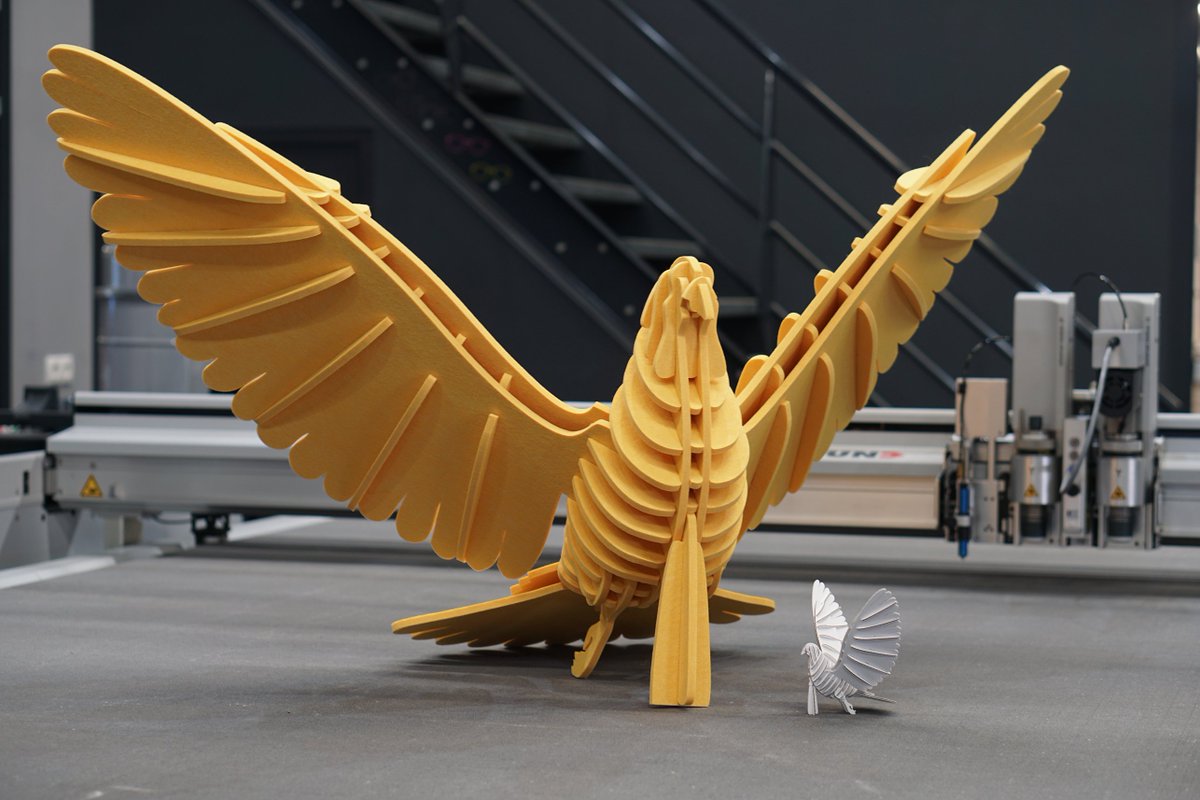ZundCutter's tweet image. Sample of the month 📆
Have you ever seen a giant bird made from half a sheet of felt? 🦅
Zünd Benelux cut and assembled one on a #zundcutter. With Swiss precision, they cut a canary-yellow bird with a 1.6-meter wingspan out of PET felt

#sampleofthemonth #digitalcutting