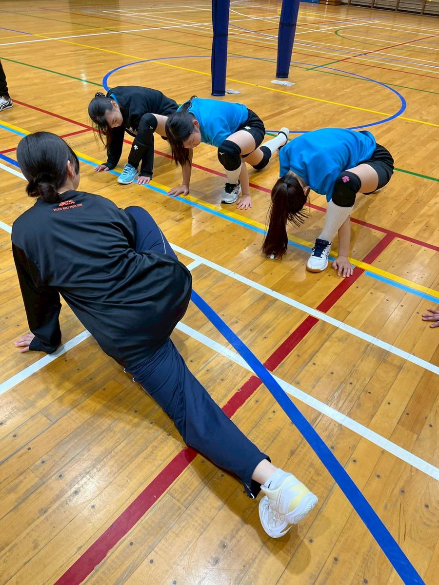 OhsuUniv's tweet photo. 先日、理学療法学専攻3年の梛ゼミ生たちが池田市の小学生バレーボールチーム『神田ジュニアバレーボールクラブ 』の練習にボランティアとして参加しました！

射手園先生（理学療法士） の指導の下、練習後の小学生に向けてクールダウンやストレッチのサポートを実施しました💪 https://t.co/TQpCAtIojp