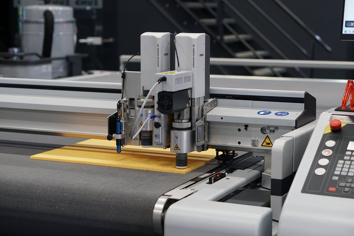 ZundCutter's tweet image. Sample of the month 📆
Have you ever seen a giant bird made from half a sheet of felt? 🦅
Zünd Benelux cut and assembled one on a #zundcutter. With Swiss precision, they cut a canary-yellow bird with a 1.6-meter wingspan out of PET felt

#sampleofthemonth #digitalcutting