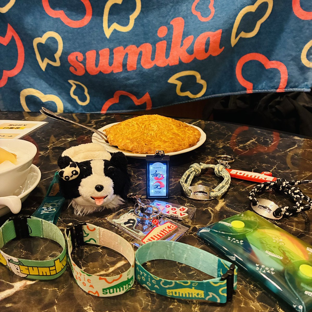スミマン聴いてかた焼きそば食べたくなったから梅蘭😋
なーちゃんと今持ってるグッズ並べてみた🙆‍♀️ 笑
縁会楽しみー！！！！