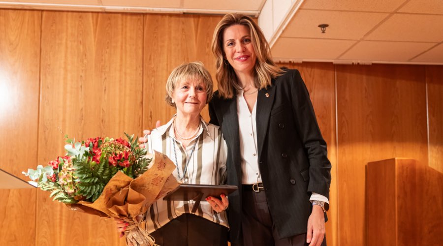 Nos ha dejado Esperanza Morón, cronista oficial de nuestra villa. Una mujer sabia y, sobre todo, una mujer buena. Hace un año pusimos su nombre a la sala de documentación de la Biblioteca Municipal Miguel de Cervantes. Descansa en paz.