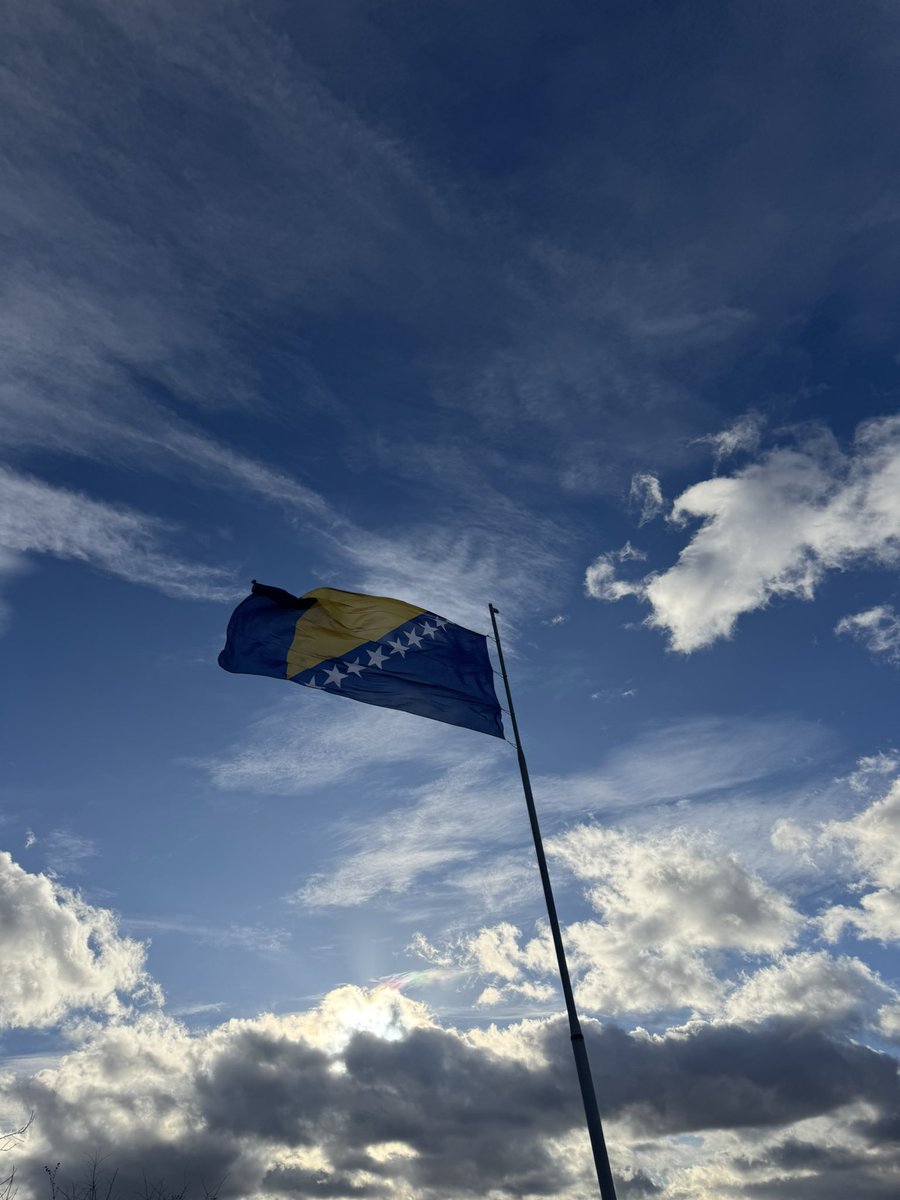 Dobro jutro sa Huma! 🇧🇦💙

Podizanjem zastave Bosne i Hercegovine, počelo je obilježavanje 25. novembra, Dana državnosti.

Volimo te domovino!