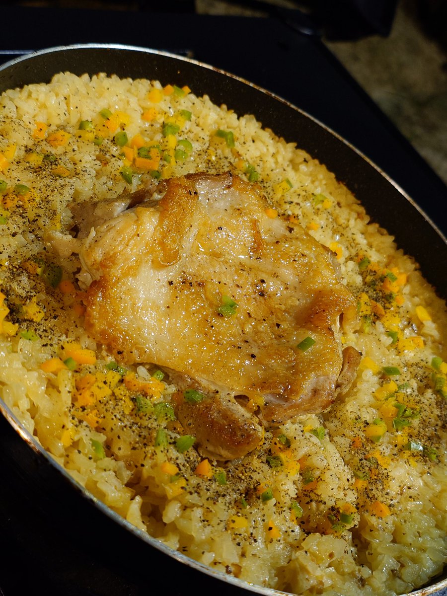この連休のキャンプでこれ作ったよ❗️
マジで美味しかった❗️
何かカラフルなピーマンあったから細かく切って散らして、以前紹介されてた魚介のパエリアの時に買ったターメリックの使い途がないから少量混ぜた。
俺のキャンプ飯はリュウジてんてーのレシピですげぇ充実させて貰ってます🤣