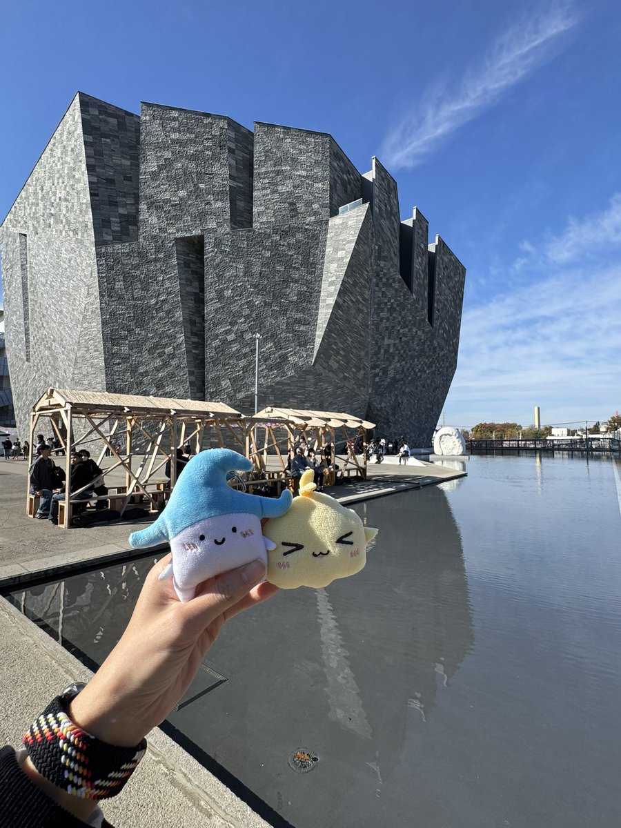 Catarotime's tweet image. 這一趟沒什麼把他們拿出來拍照的機會

但也是去看了

新宿的聖誕樹🎄
武藏野博物館
東京車站的銀杏
最後一天還多了一位小夥伴🐧

2025的🇯🇵旅程在這裡先告一段落
明年繼續帶著🌊🍿出去玩( ¯ ∀ ¯ )