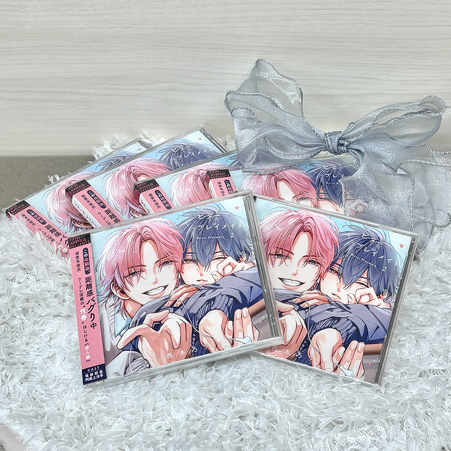 ˏˋ🩷 明日発売🩵ˎˊ

🎧ドラマCD💿
『#ビタープレイメイト 2』
原作:#西本ろう(@nishimoto6rou)

.⋆၊၊||၊˖𝟏𝟏月𝟐𝟔日発売 ִ♬ ゜.

🎤*⌇𝘾𝙖𝙨𝙩
ガク:#坂田将吾
タカラ:#阿座上洋平
侑弦:#中島ヨシキ
サクラ:#羊宮妃那
        ほか

▽詳細はこちら
https://t.co/X2PhbawLBx 