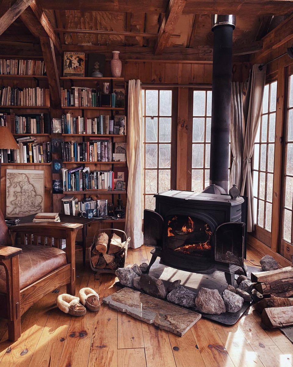 antotp's tweet photo. Lasciava socchiusa la porta in modo che l'odore dell'aria #autunnale si mescolasse al profumo dei libri.
Pensava che quelle due fragranze si sposassero bene, che i libri e l'aria autunnale avessero in comune le coperte, le poltrone comode e grandi tazze di caffè o tè.
K. Bivald https://t.co/iaJAZcWORs