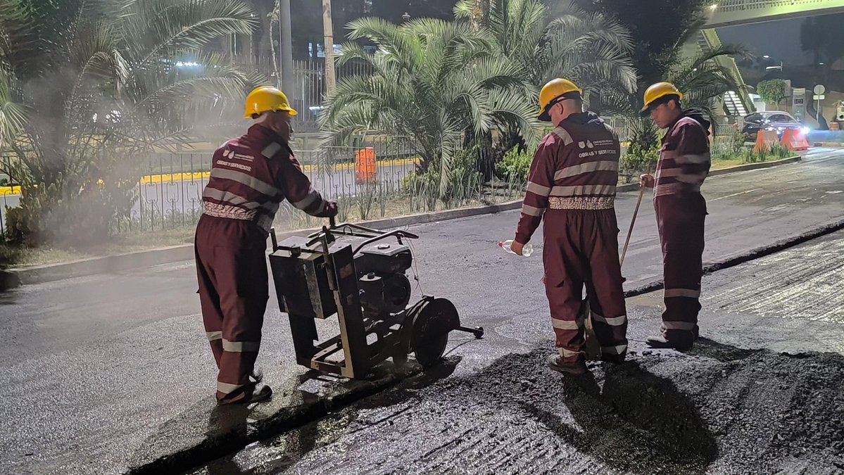 GobCDMX's tweet image. 🙌🏻✨ Renovamos el asfalto para mejorar la movilidad de la #CapitalDeLaTransformación. 🫀

📍 En la Avenida Industria Militar continúan labores del programa estratégico de repavimentación #CualliOhtli, donde cuadrillas de la @SOBSECDMX elevan la calidad de la red vial de la…