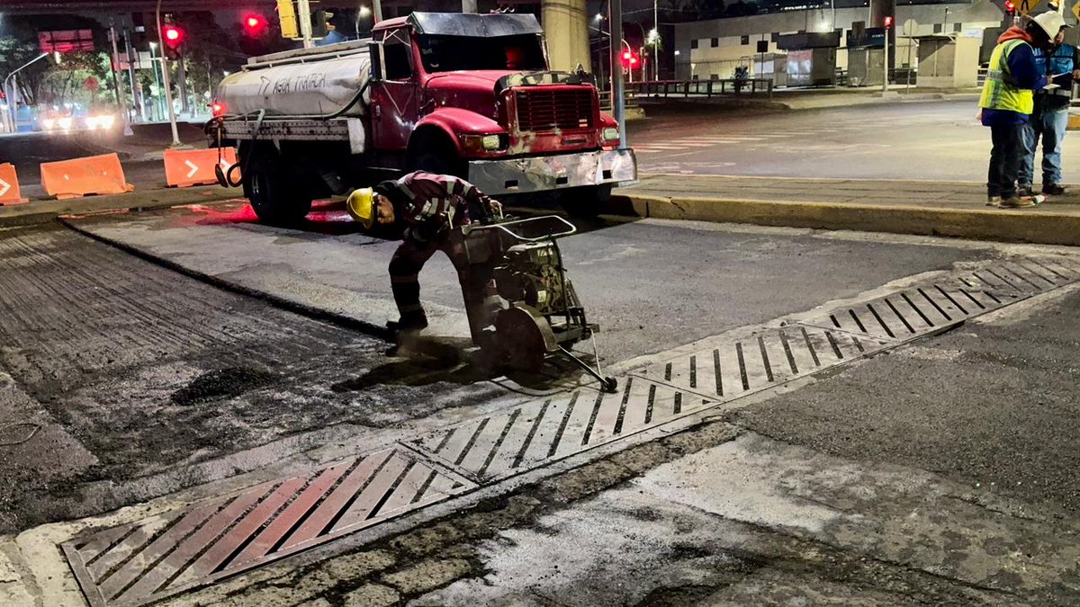 GobCDMX's tweet image. 🙌🏻✨ Renovamos el asfalto para mejorar la movilidad de la #CapitalDeLaTransformación. 🫀

📍 En la Avenida Industria Militar continúan labores del programa estratégico de repavimentación #CualliOhtli, donde cuadrillas de la @SOBSECDMX elevan la calidad de la red vial de la…