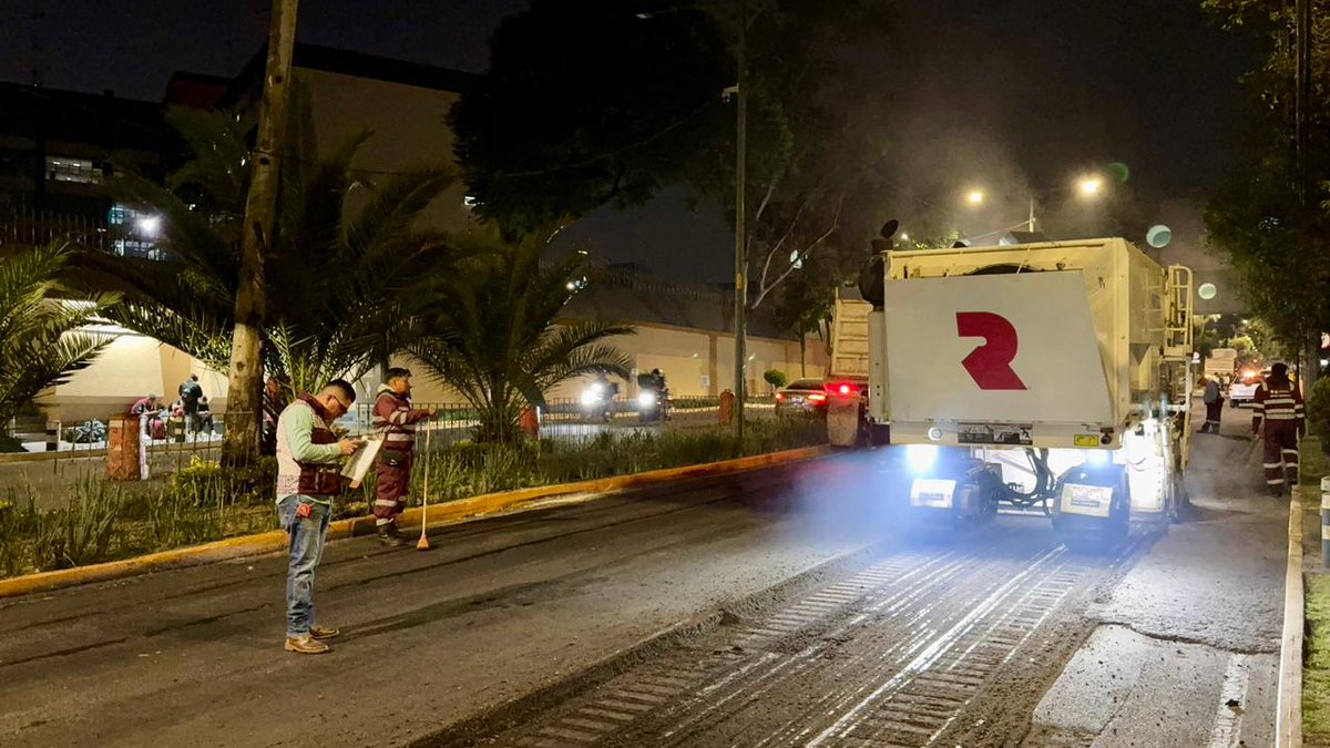 GobCDMX's tweet image. 🙌🏻✨ Renovamos el asfalto para mejorar la movilidad de la #CapitalDeLaTransformación. 🫀

📍 En la Avenida Industria Militar continúan labores del programa estratégico de repavimentación #CualliOhtli, donde cuadrillas de la @SOBSECDMX elevan la calidad de la red vial de la…