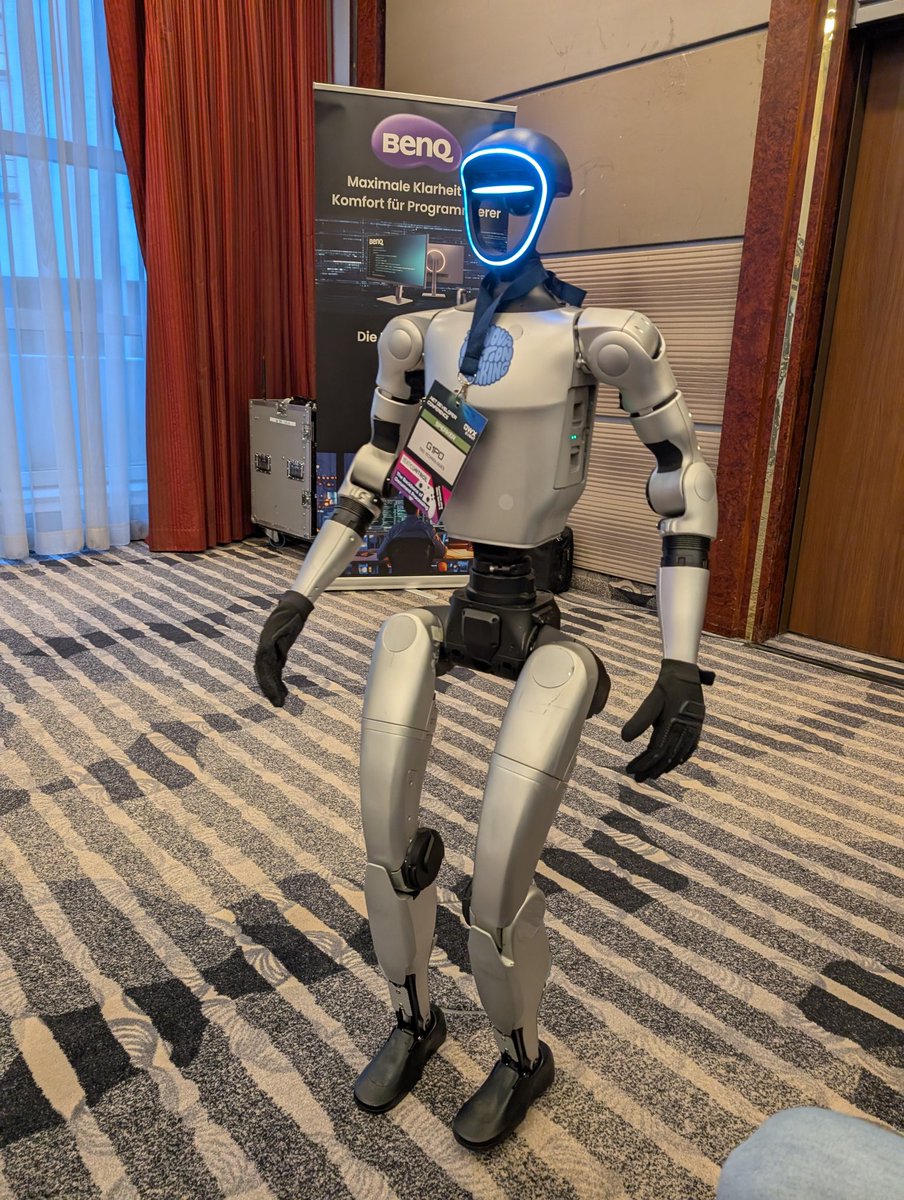 DOTNETDOKTOR's tweet image. Fernando Schneider eröffnet die .NET Developer Conference (DDC) 2025 in Köln  #DDC20225 @dotnetpro_mag