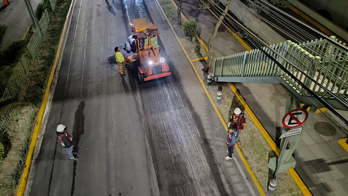 GobCDMX's tweet image. 🙌🏻✨ Renovamos el asfalto para mejorar la movilidad de la #CapitalDeLaTransformación. 🫀

📍 En la Avenida Industria Militar continúan labores del programa estratégico de repavimentación #CualliOhtli, donde cuadrillas de la @SOBSECDMX elevan la calidad de la red vial de la…