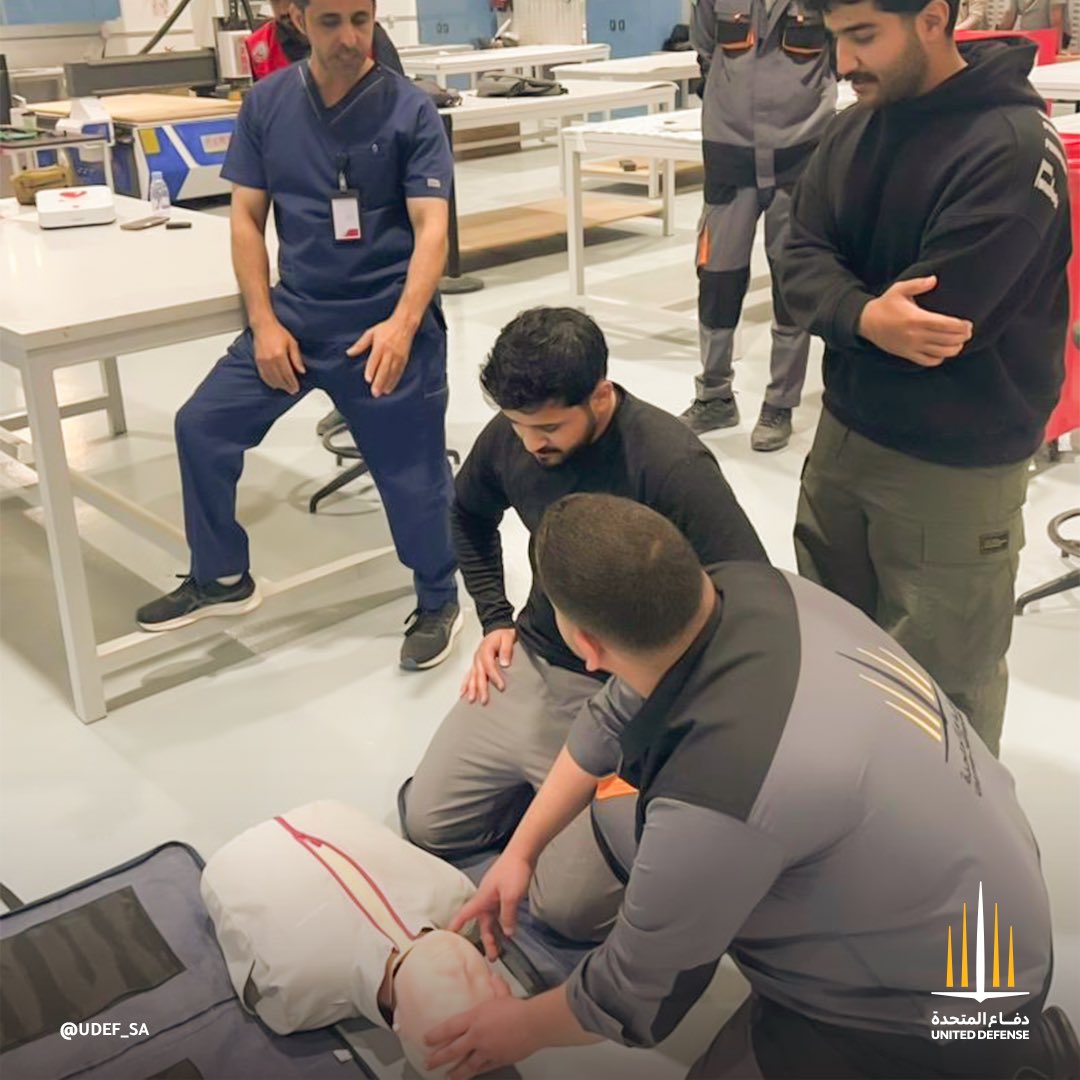 UDef_sa's tweet image. عقدت شركة #دفاع_المتحدة برنامجًا تدريبيًا بالتعاون مع هيئة الهلال الأحمر السعودي بمنطقة القصيم، بهدف تطوير مهارات الاستجابة للطوارئ ورفع جاهزية العاملين في المصنع في مجال الإسعافات الأولية، بما يسهم في تعزيز السلامة المهنية وتوفير بيئة عمل أكثر أمانًا داخل المصنع.