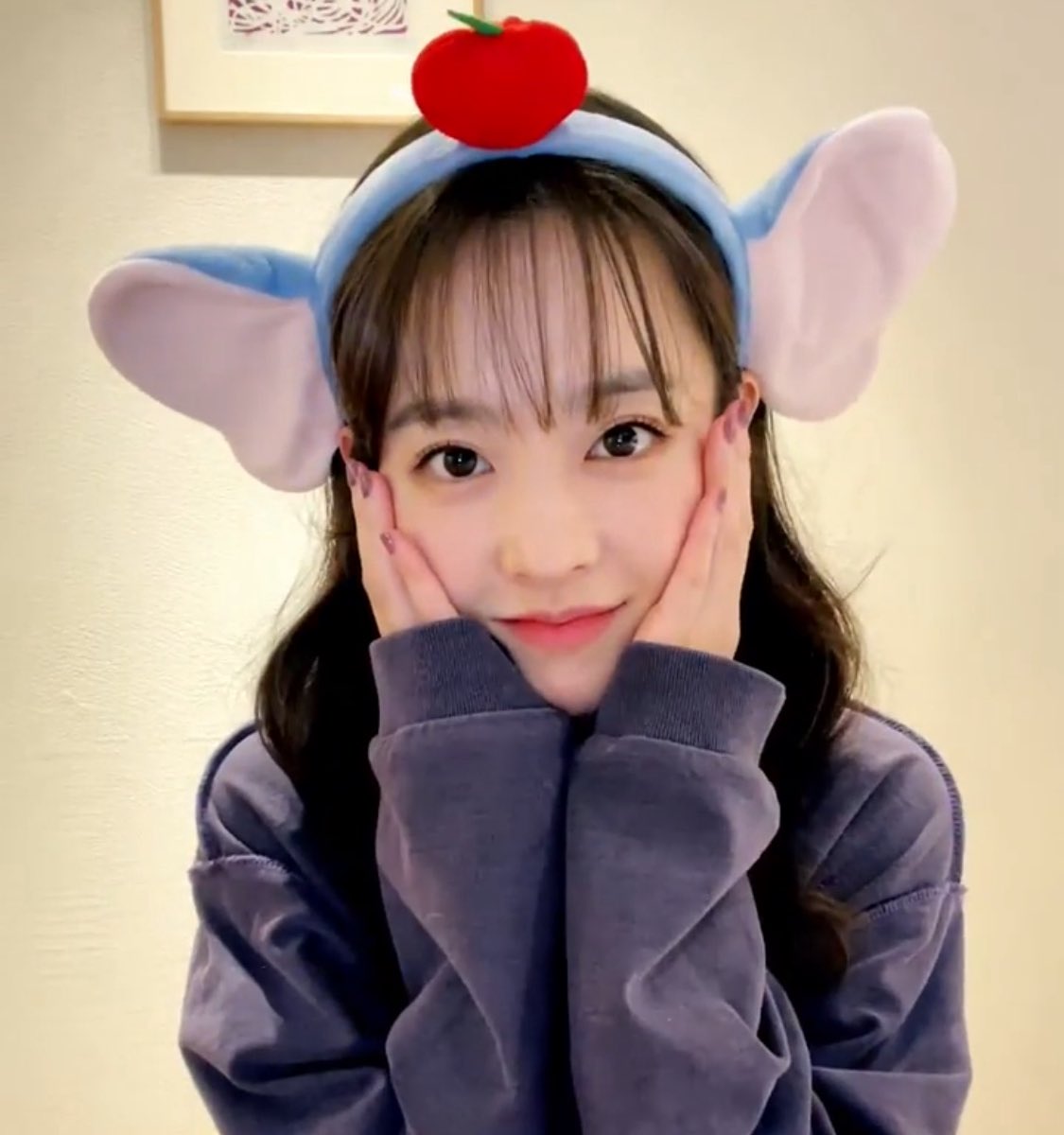 bboing212's tweet image. 팬레터 읽다가 p.s.에 그동안 받았던 머리띠 라이브 때 다 써주시면 안되냐는 요청에 박보영’s pick 4개 골라오시더니 바로 장착하고 포즈 착착 해줌 뽀가 우리를 위해 이렇게나 노력해주신다ㅠㅠㅋㅋㅋㅋ 
귀여운 것들만 받아오는 뽀를 보신 뽀 어머니의말씀 &amp;gt;팬들은 너를 몇 살이라 생각하는거니?&amp;lt;