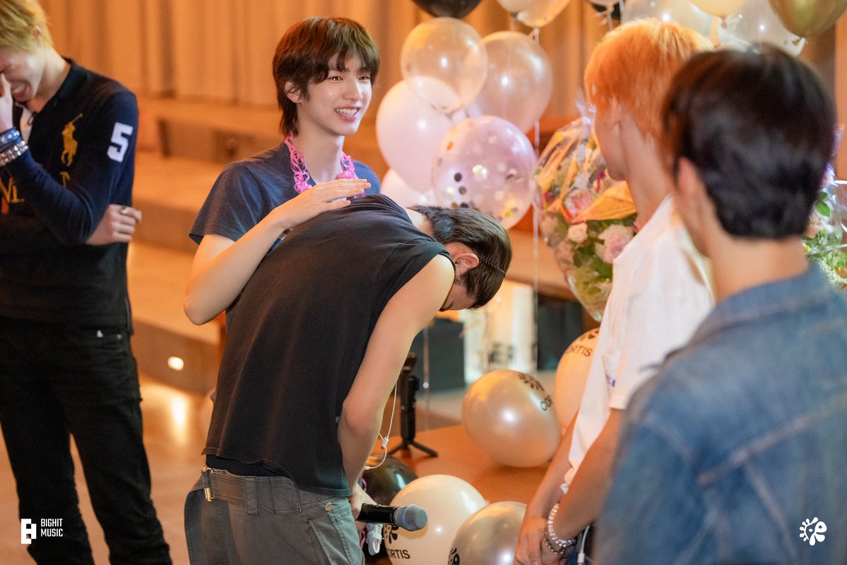 juhoontwt's tweet image. juhoon comforting seonghyeon while hes teary eyed himself 💔💔💔💔💔💔💔💔💔💔