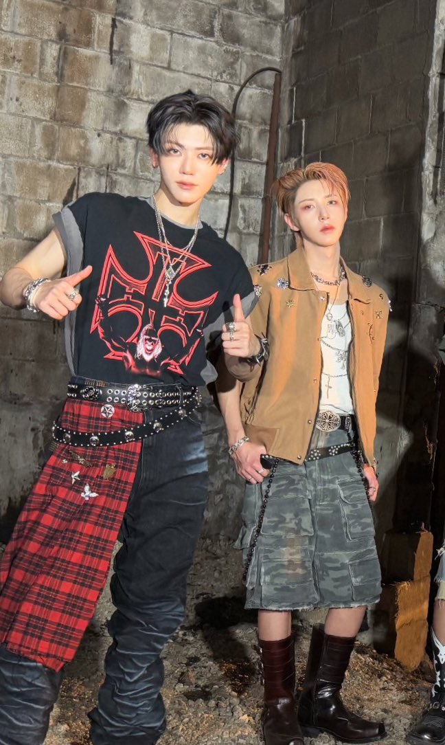 mommyofjenjaem's tweet image. ทุกคนมาทำความเคารพพ่อกับแม่เรา 🧎🏻‍♀️🧎🏻‍♀️