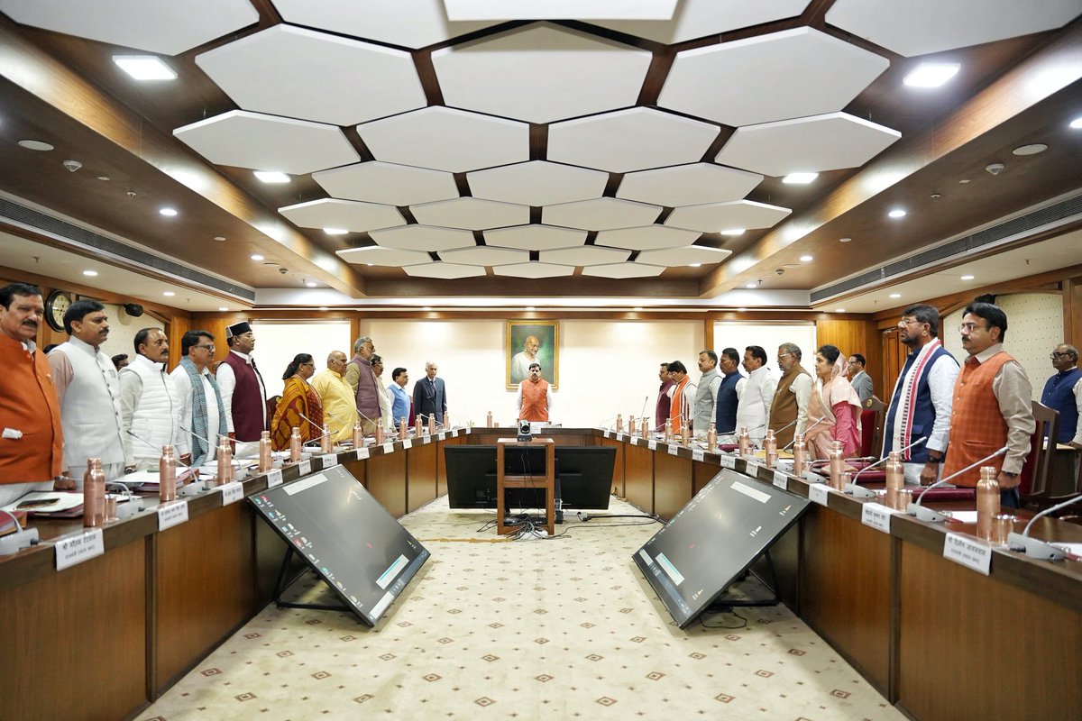 DrMohanYadav51's tweet image. राष्ट्रीय गीत &apos;वंदे मातरम्&apos; के गायन के साथ आज मंत्रालय में कैबिनेट की बैठक प्रारंभ हुई।

#CabinetMP